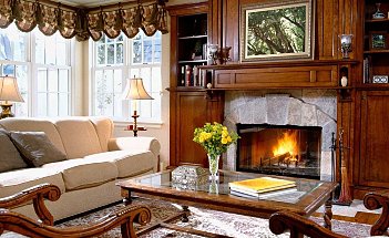 Royal-Looking-Living-Room-With-Fireplace-Interiors25